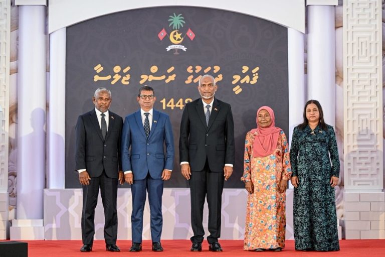 ‘ޝީ’އާއި ހިދުމަތްތެރި ތިން ބޭފުޅަކަށް ޝަރަފުވެރިކަމުގެ ގައުމީ އިނާމު އަރުވައިފި