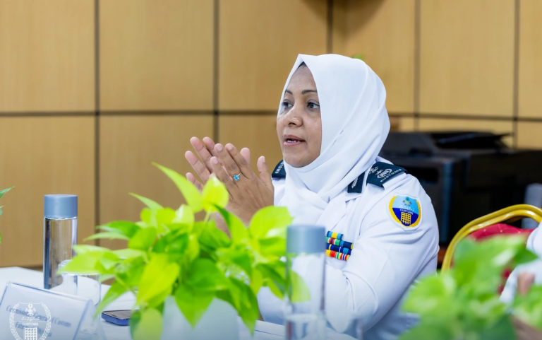 ފާޑުކިޔުންތަކަށް ރައްދުދީ ކަސްޓަމްސްއިން ބުނީ ގާނޫނާ އެއްގޮތަށް ބަލައިފާސްކުރުމުގެ ކަންކަން ކުރިއަށް ގެންދާނެކަމަށް