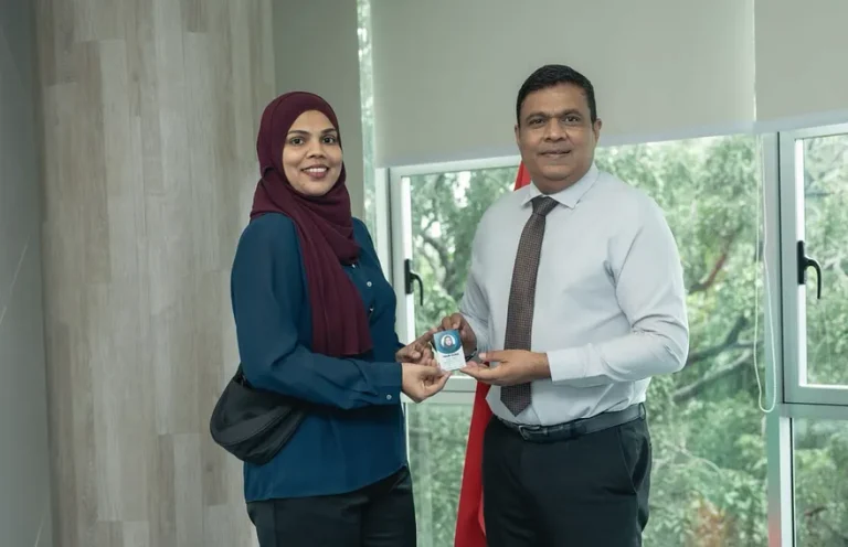 ރާއްޖޭގައި ފުރަތަމަ ފަހަރަށް ޓުއާ ގައިޑް ލައިސަންސް އަންހެނަކަށް