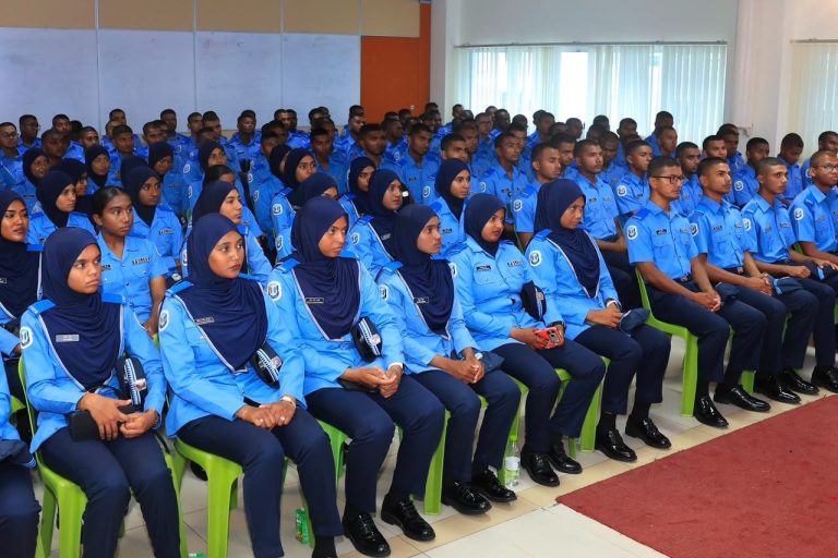 މުސާރައަށް 17،175 ރުފިޔާ ލިބޭ ފުލުހުންގެ ވަޒީފާއަށް ފުރުސަތު ހުޅުވާލައިފި