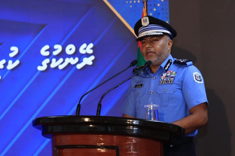 ކޮންމެ ފުލުހަކުވެސް ޕްރޮފެޝަނަލް މިންގަނޑުގައި ހިފެހެއްޓުމަށް ޕޮލިސް ކޮމިޝަނަރު ގޮވާލައްވައިފި