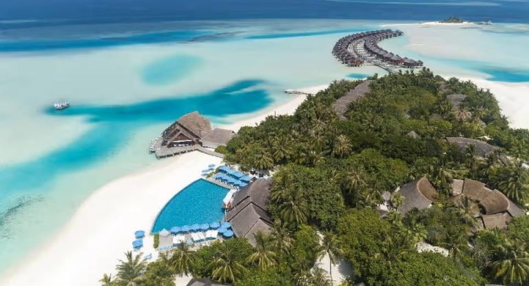 މޫދަށް އެރި އުޅުނު ދެ ފަތުރުވެރިއަކު ގެނބިގެން އަވަސް ފަރުވާދޭ ފަށައިފި