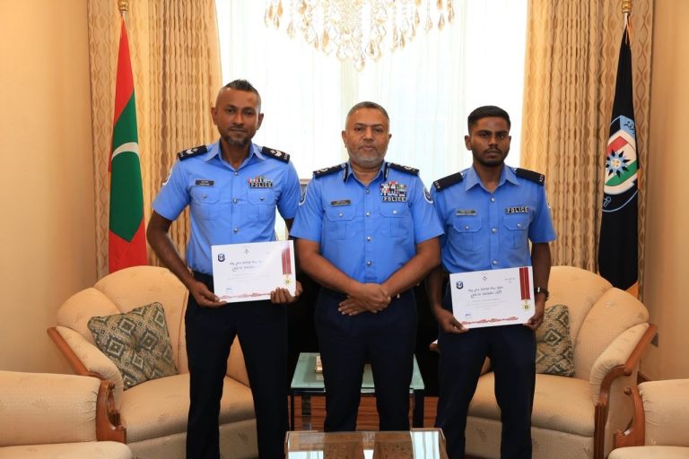 ފުރާނަ ސަލާމަތްކުރުމުގެ ރަން މެޑަލް ތިން ފުލުހަކަށް އަރުވައިފި