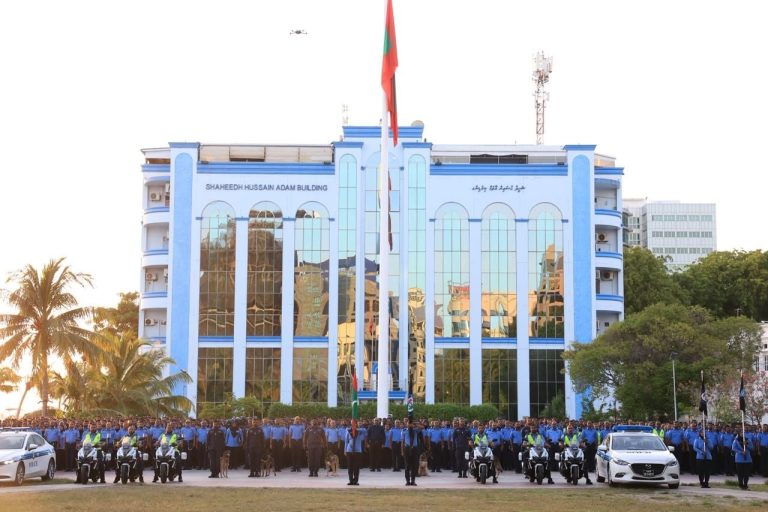 މޫނުނިވާކޮށް ތިބި ދެ މީހަކު މާލޭގެ ގެއަކަށް ވަދެ ގޭގެ މީހުން ރަހީނުކޮށް ތިން ލައްކަ ރުފިޔާ ފޭރިގެންފި