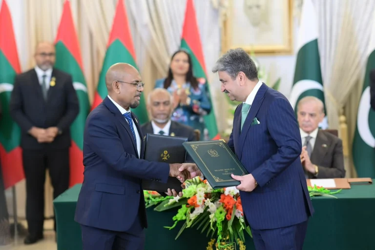 ދިފާއީ ދެ ފަހުމުނާމާގައި ރާއްޖެއިން ޕާކިސްތާނާ އެކު ސޮއިކުރައްވައިފި
