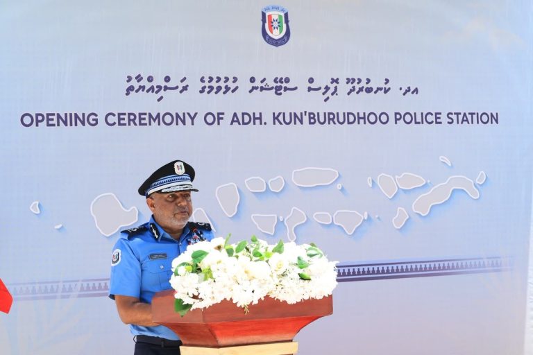 ރަށެއްގައި ތިބޭ ފުލުހުންގެ އަދަދު މަދުވުމަކީ ހިދުމަތުގެ ފެންވަރު ދަށްވާން ޖެހޭ ސަބަބެއް ނޫން: ޕޮލިސް ކޮމިޝަނަރު