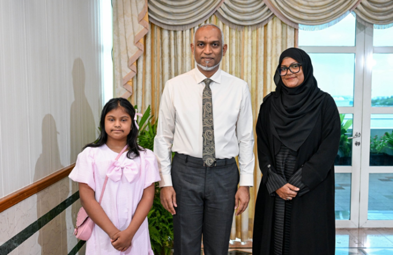 ޑައުން ސިންޑްރޮމް ހުންނަ ކުއްޖަކަށް ފަސް ސްކޫލަކުން ފުރުސަތު ނުދިނުމުން ރައީސްގެ އަރިހަށް